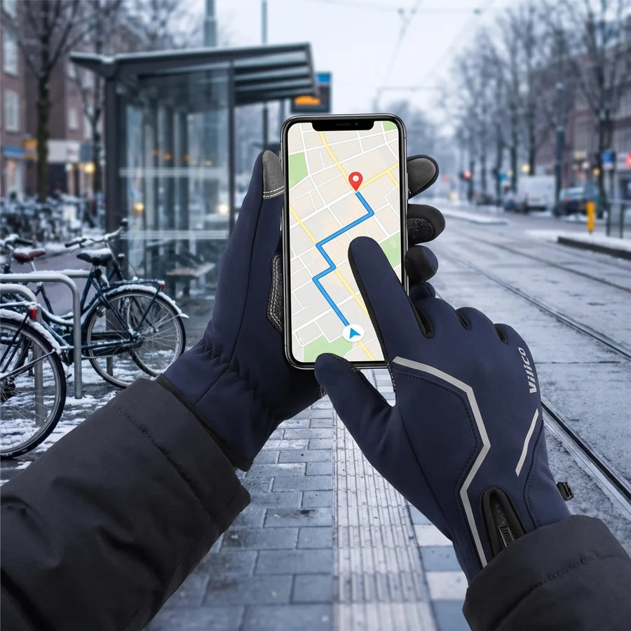 Vilico Handschuhe in Navy beim Routencheck auf dem Handy