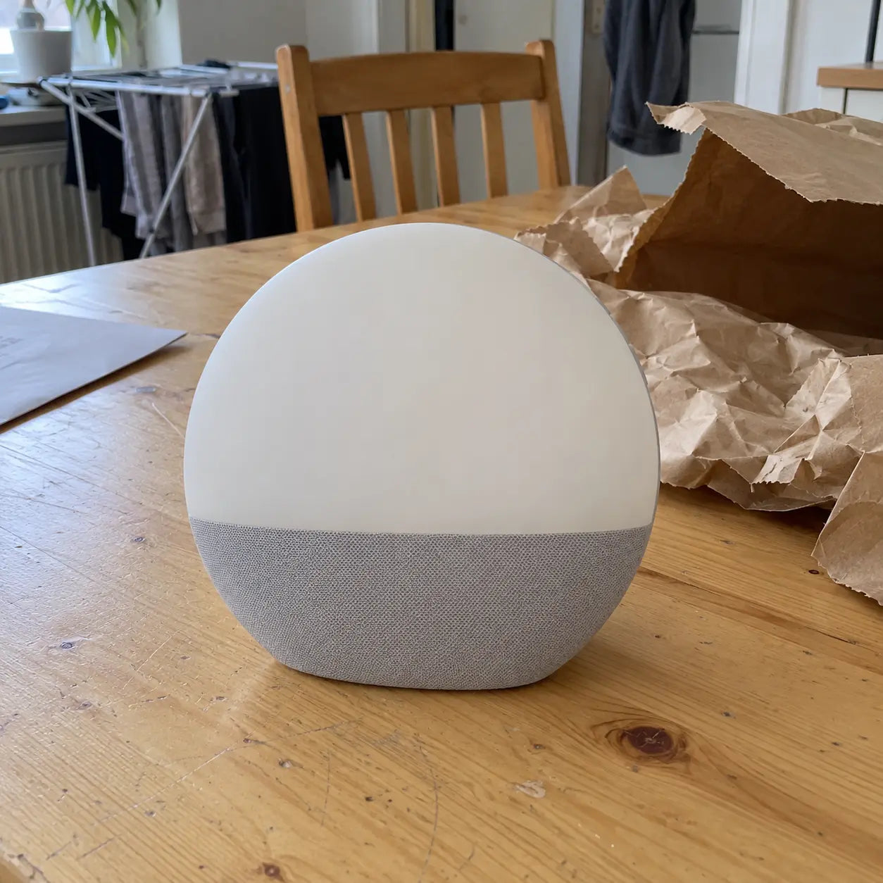 KI-generiertes Foto: Ausgepackter Lichtwecker auf einem Esstisch