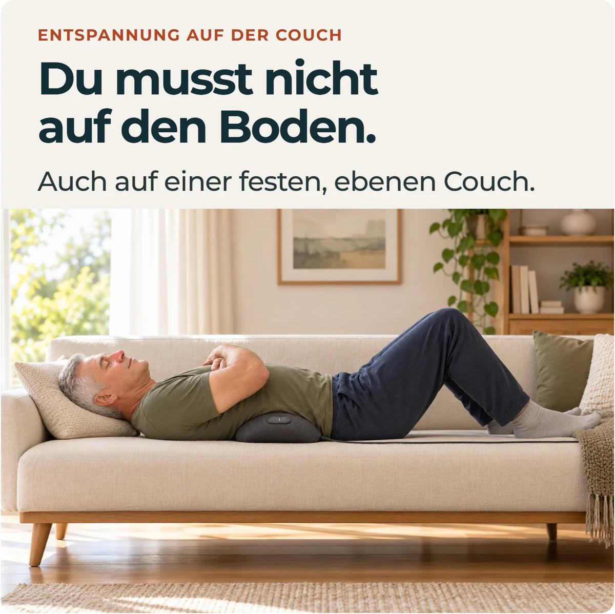 Älterer Mann liegt mit Lumbava Pro unter dem unteren Rücken auf einer festen Couch.