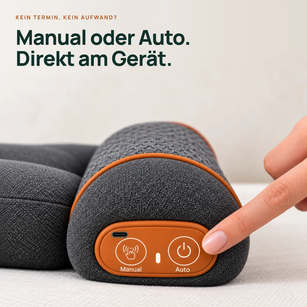 Finger drückt die Taste am Gerät.