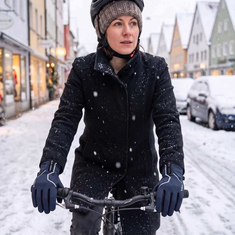 Pendlerin mit Vilico Handschuhen auf verschneitem Radweg