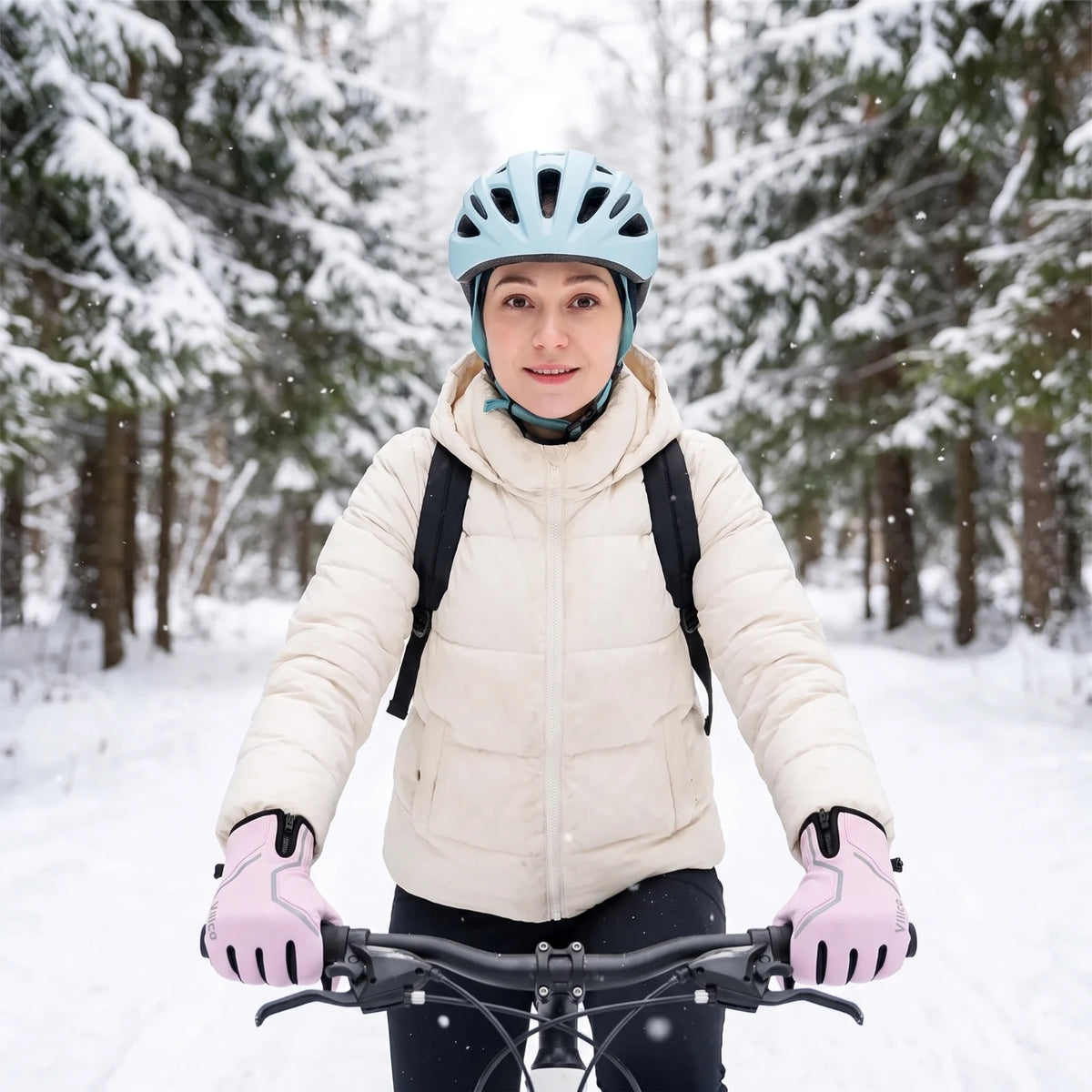 Radfahrerin mit Vilico Handschuhen in Pink im Schnee